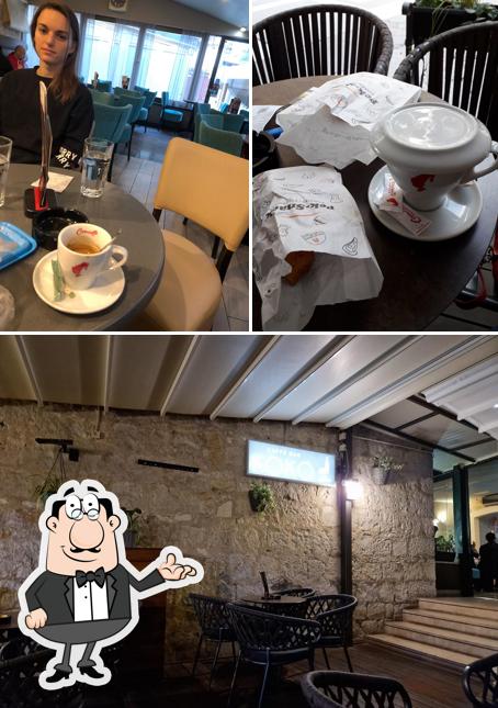Siediti a un tavolo di Caffe Bar Koko