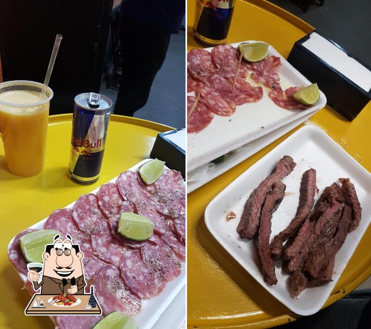 Escolha pratos de carne no Gruta Rock Bar
