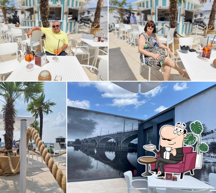 Dai un'occhiata agli interni di Monkey The Beach Bar