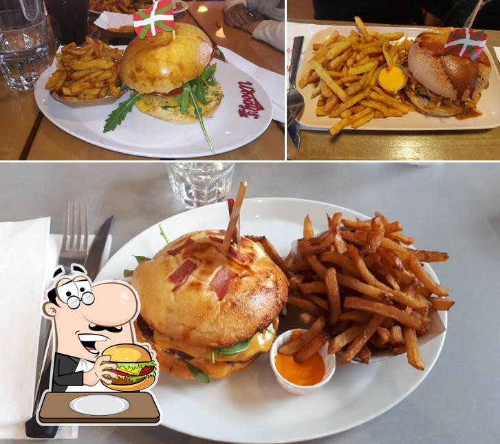 Essayez un hamburger à Woody's Diner