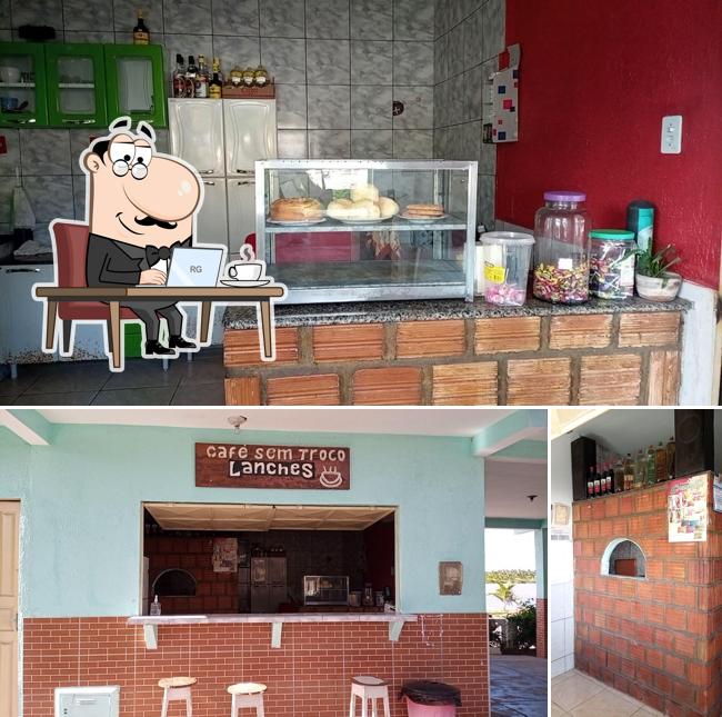 O interior do Café Sem Troco