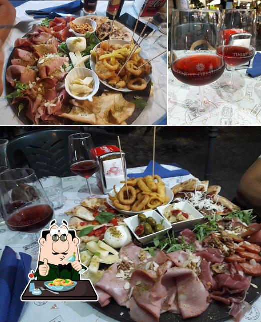 Tra le varie cose da Pizzeria Avanti un'Altro! si possono trovare la cibo e alcol