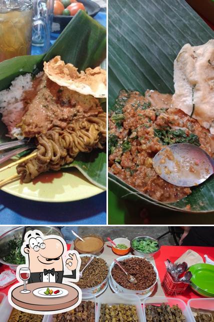 Warung Boma Fatmawati, Nasi Pecel Pincuk Anget Madiun restaurant, South ...