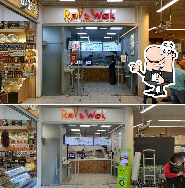 Regarder cette photo de Roll & Wok