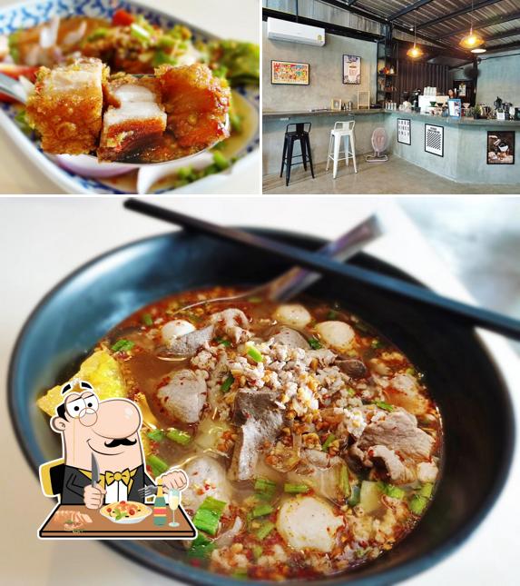 Estas son las fotos donde puedes ver comida y interior en กินข้าวบ้านโบ๊ท