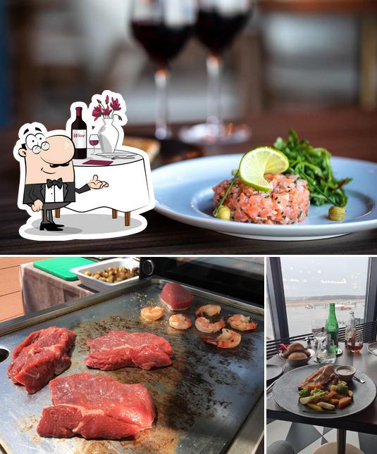 La foto della tavolo da pranzo e la carne di Le Chef