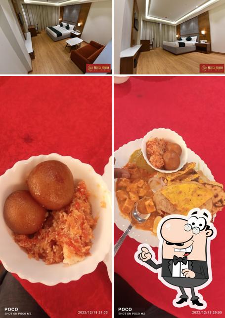 The image of interior and food at Hotel Rama Continental