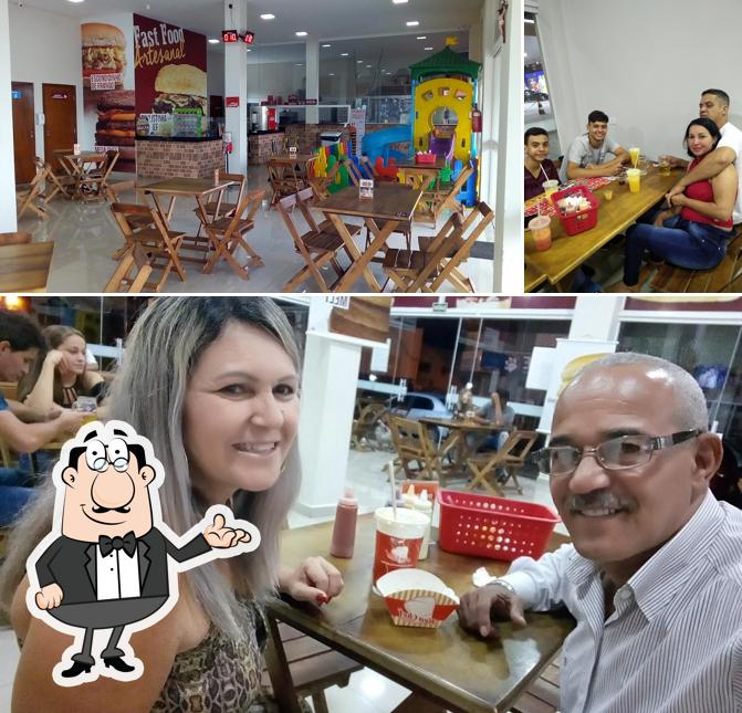 O interior do Meu Chef Lanches Sarandi