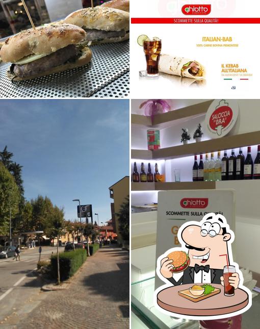 Ordina un hamburger a Ghiottopizza Pizzeria Bra