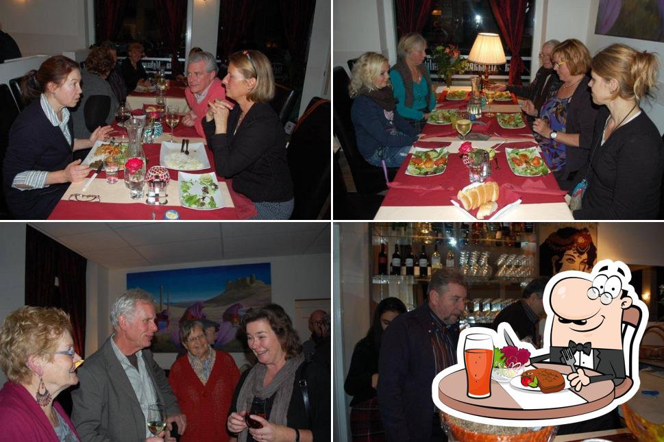 La table à manger et comptoir de bar du restaurant