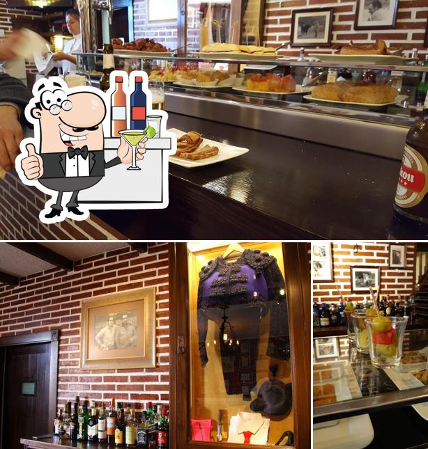 Mira las fotografías donde puedes ver barra de bar y comida en Restaurante Casa Pacheco
