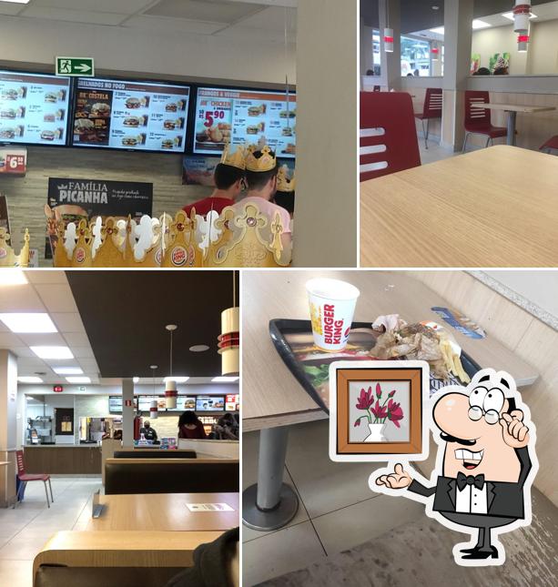 Sente em uma das mesas no Burger King