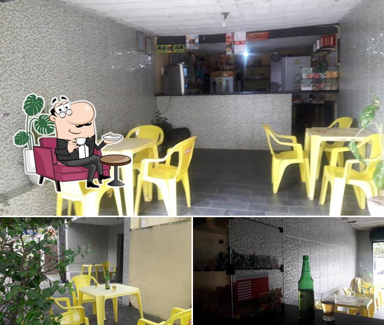 Dê uma olhada a foto mostrando interior e cerveja a Bar da Dona Laura Ilhabela