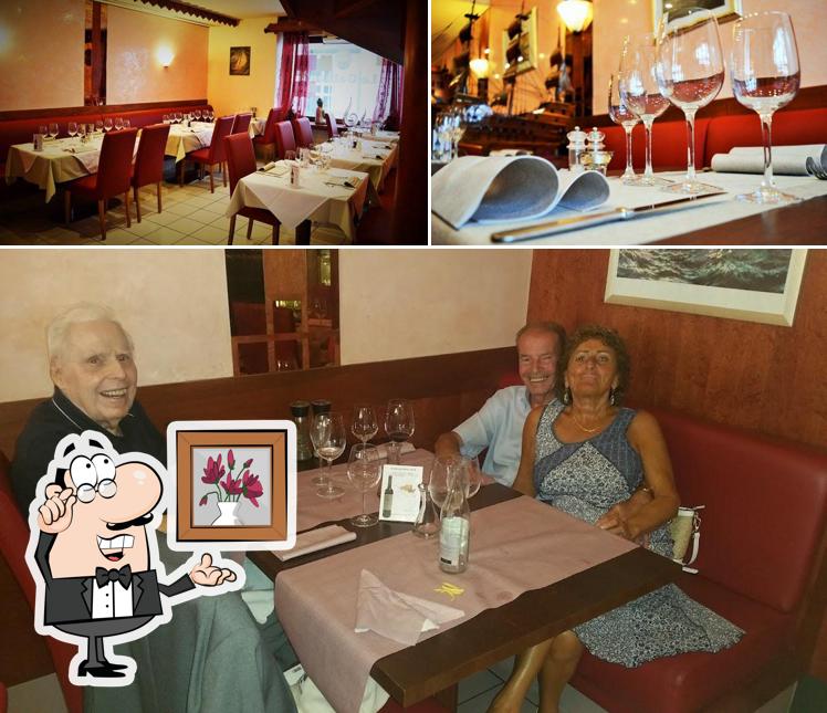 La photo de la intérieur et table à manger de Restaurant Le Gallion’s