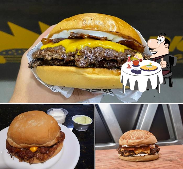 Peça um dos hambúrgueres disponíveis no Fábrica OG Burger