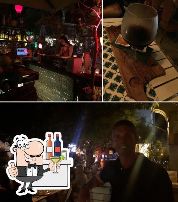 Observa las fotografías que muestran barra de bar y comida en Aynalı Kavak