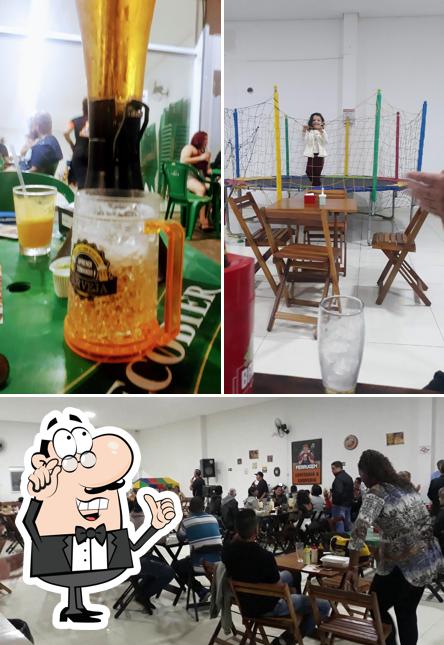 Sente em uma das mesas no BAR EM HORTOLÂNDIA - FERRUGEM ESPETARIA & CHOPPERIA