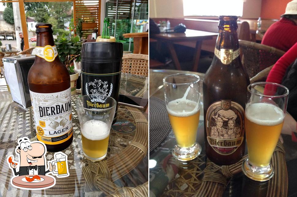 Desfute um copo de cerveja leve ou escura