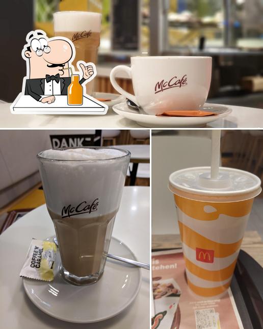 Genießt ein kühles Getränk im McDonald's Restaurant