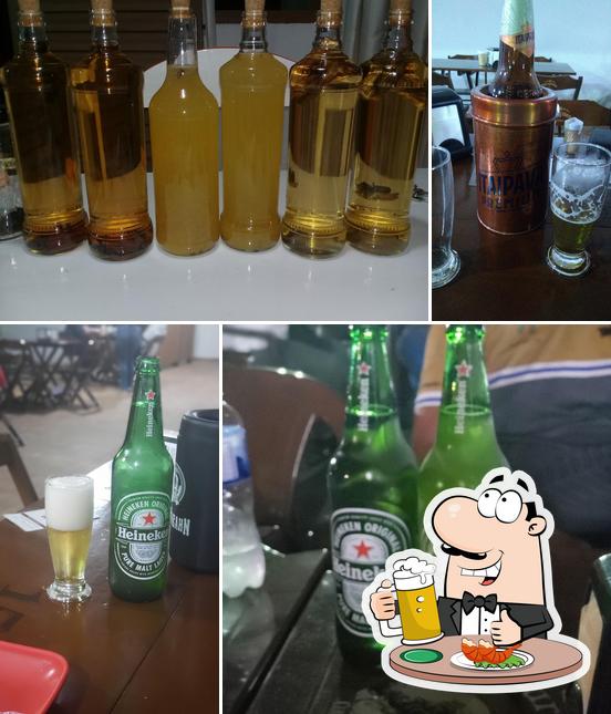 Desfute um copo de cerveja leve ou escura