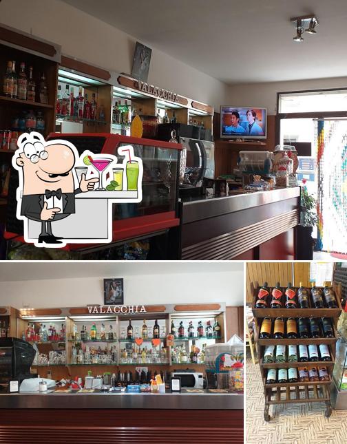 Tra le diverse cose da Bar Valacchia e alimentari Rumeni si possono trovare la bancone da bar e vino