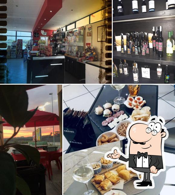 Dai un'occhiata agli interni di Bar Lopes