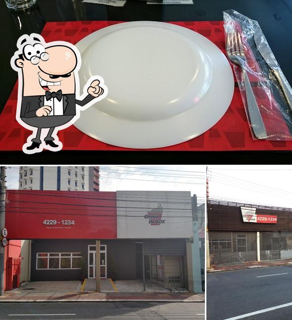 Confira a ilustração mostrando exterior e comida a China In Box - Restaurante de Comida Chinesa
