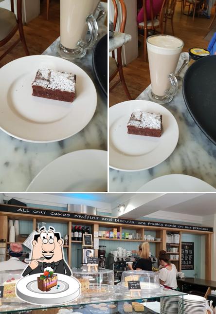 Шоколадный торт в "Compton Acres Café & Tea Rooms"