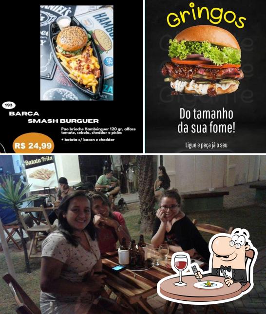 A comida e balcão de bar do restaurante