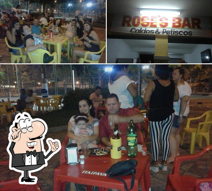 O interior do Roses Bar