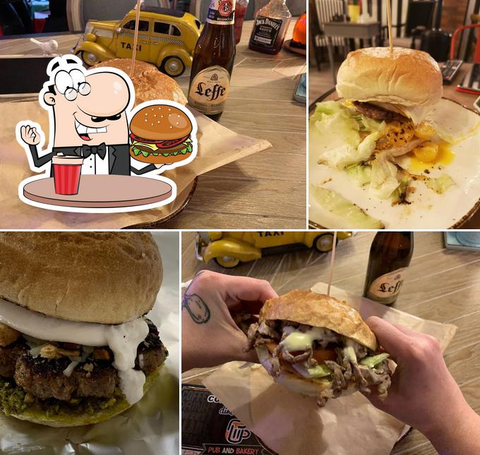 Ordina un hamburger a Come And Drink Diner & More
