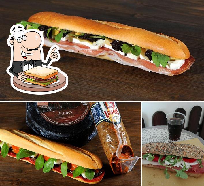 Prenditi un panino a Le Petit Bistrot