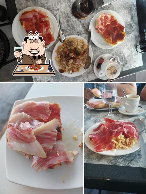 Prueba un plato con carne en Cafetería Vaquerizo
