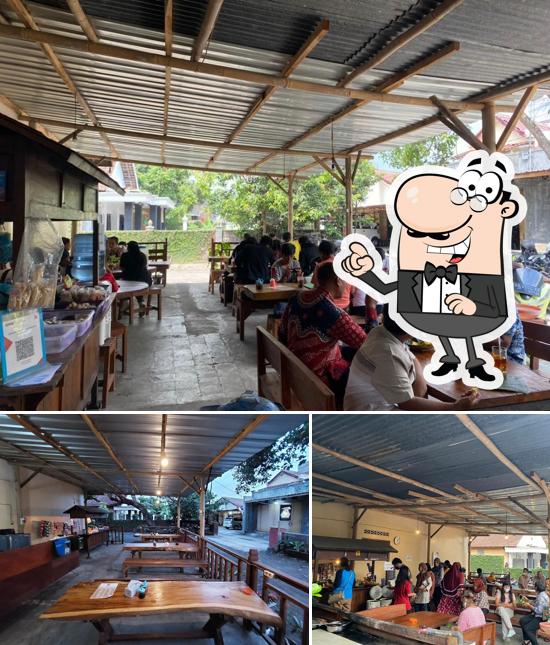 Check out how Angkringan Pamungkas looks inside