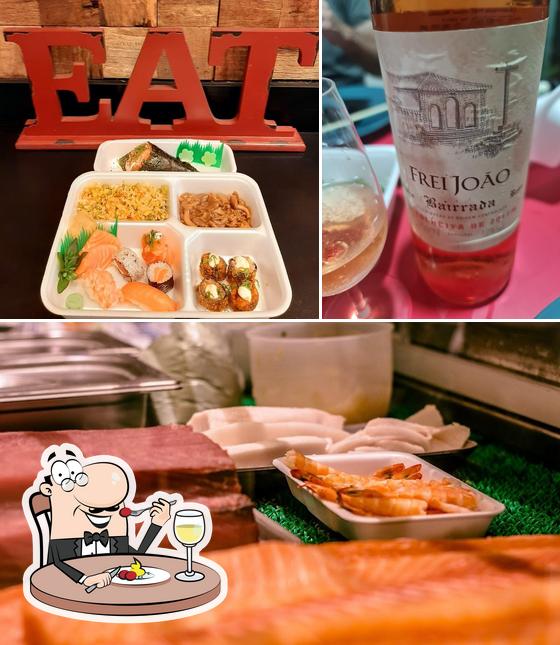 Entre diversos coisas, comida e álcool podem ser encontrados no Eat temaki Botucatu