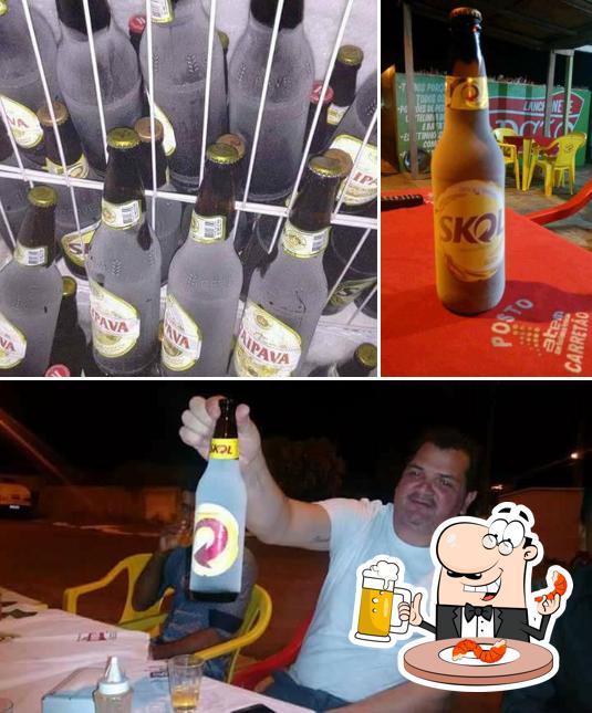 Desfute um copo de cerveja leve ou escura