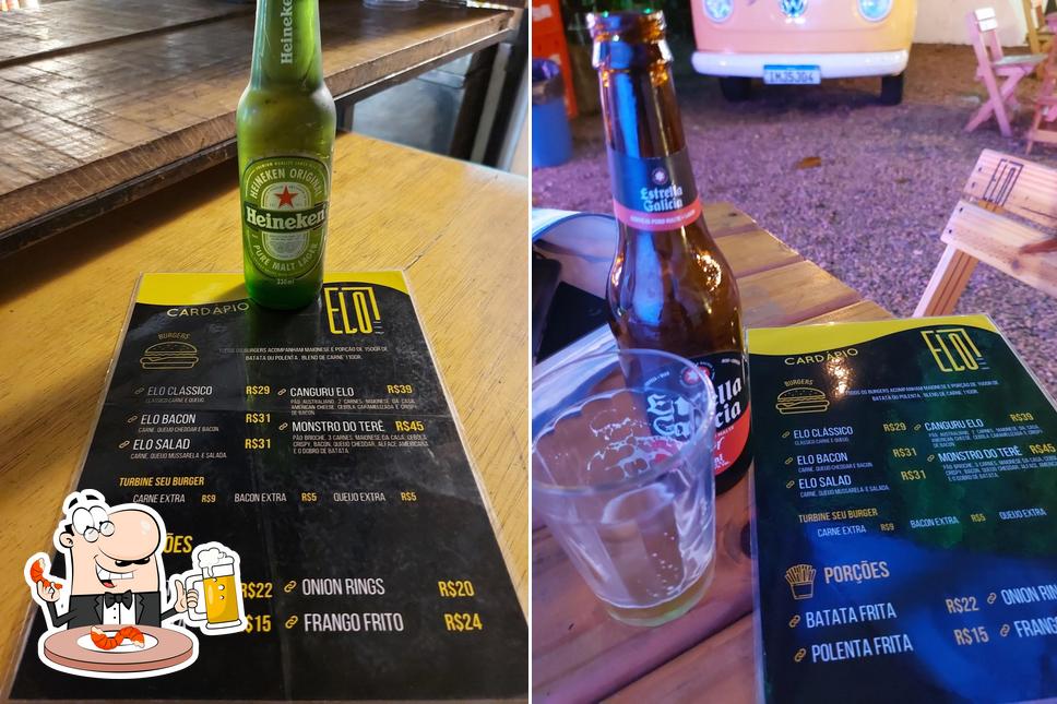 Desfute um copo de cerveja leve ou escura