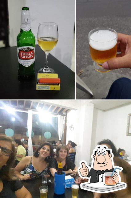 Entre diversos coisas, bebida e balcão de bar podem ser encontrados no Bar do Luiz