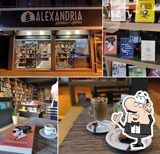 O interior do Alexandria - Livraria e Cafeteria