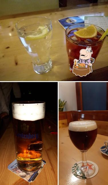 Puoi ordinare un rinfrescante bicchiere di birra chiara o scura