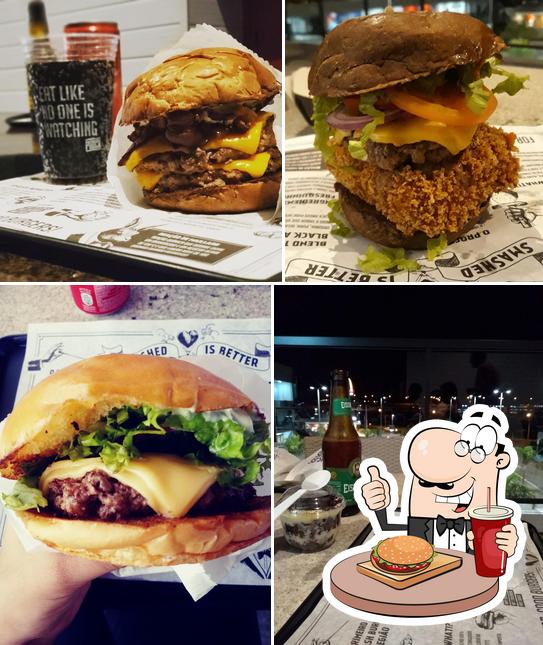 Peça um dos hambúrgueres oferecidos no Punch Smash Burgers - Pátio Vinhedos