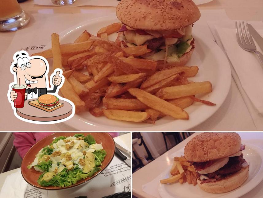 Ordina un hamburger a Down Under Cafè
