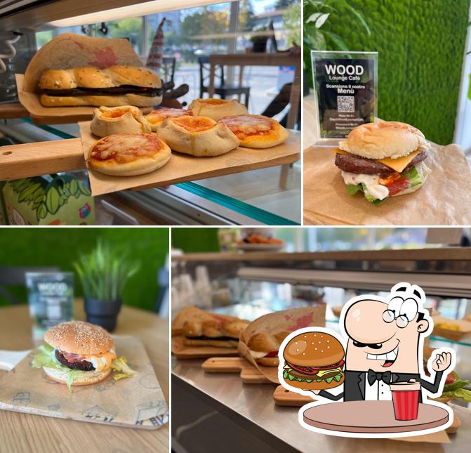 Prenditi un hamburger a Wood Lounge Cafe