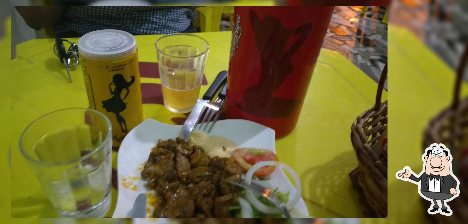 Sente em uma das mesas no Bar e Restaurante do Camilo