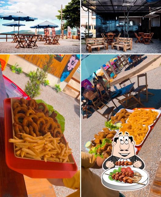 A imagem da comida e interior no Aloha Porto Belo