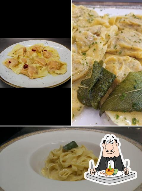 Cibo al Ristorante Divino. '' Pasta fresca fatta a mano specialità tortello Mugellano e Ravioli ''