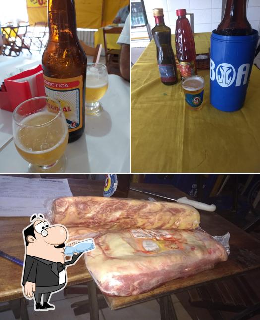 Entre diferentes coisas, bebida e comida podem ser encontrados no Bar Do Bifao