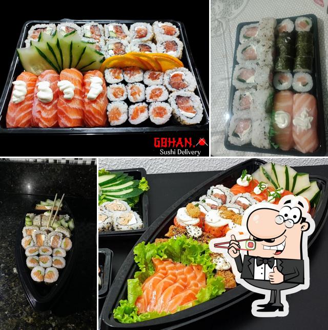 Rolos de sushi são servidos no Gohan Sushi Delivery I Temaki Sushi São Leopoldo