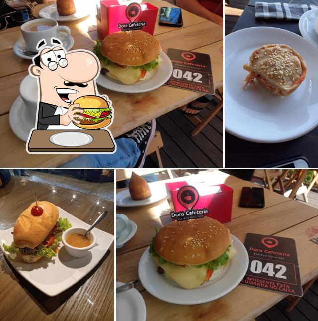 Consiga um hambúrguer no Dora Cafeteria Espaço Gourmet