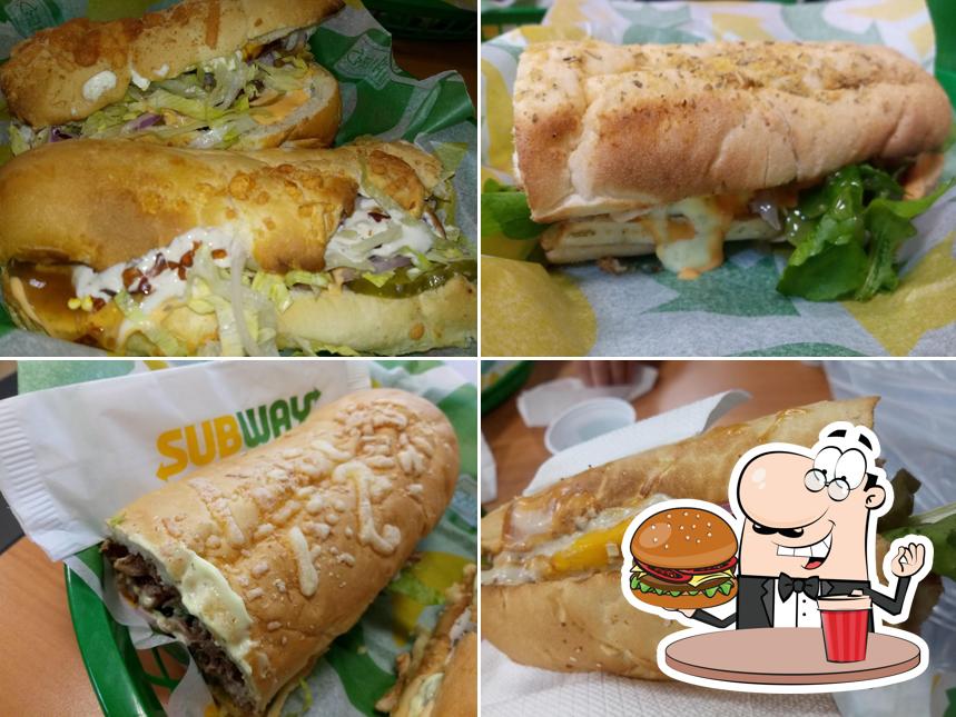 Deguste um dos hambúrgueres disponíveis no Subway